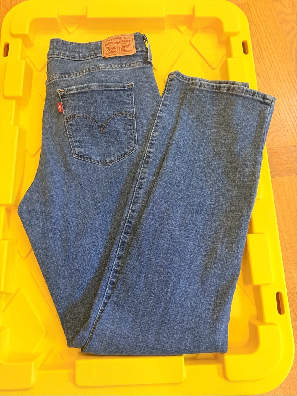 Women's Size 32 "Levi's" Classic Medium Blue  Straight-Leg Jeans GUC